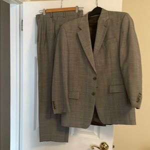 Classic plaid Lauren men’s suit. In mint condition.